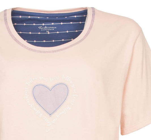 Roze dames shortama met hartapplicatie op de borst, ronde hals en korte mouwen. Blauw gestreept detail zichtbaar.