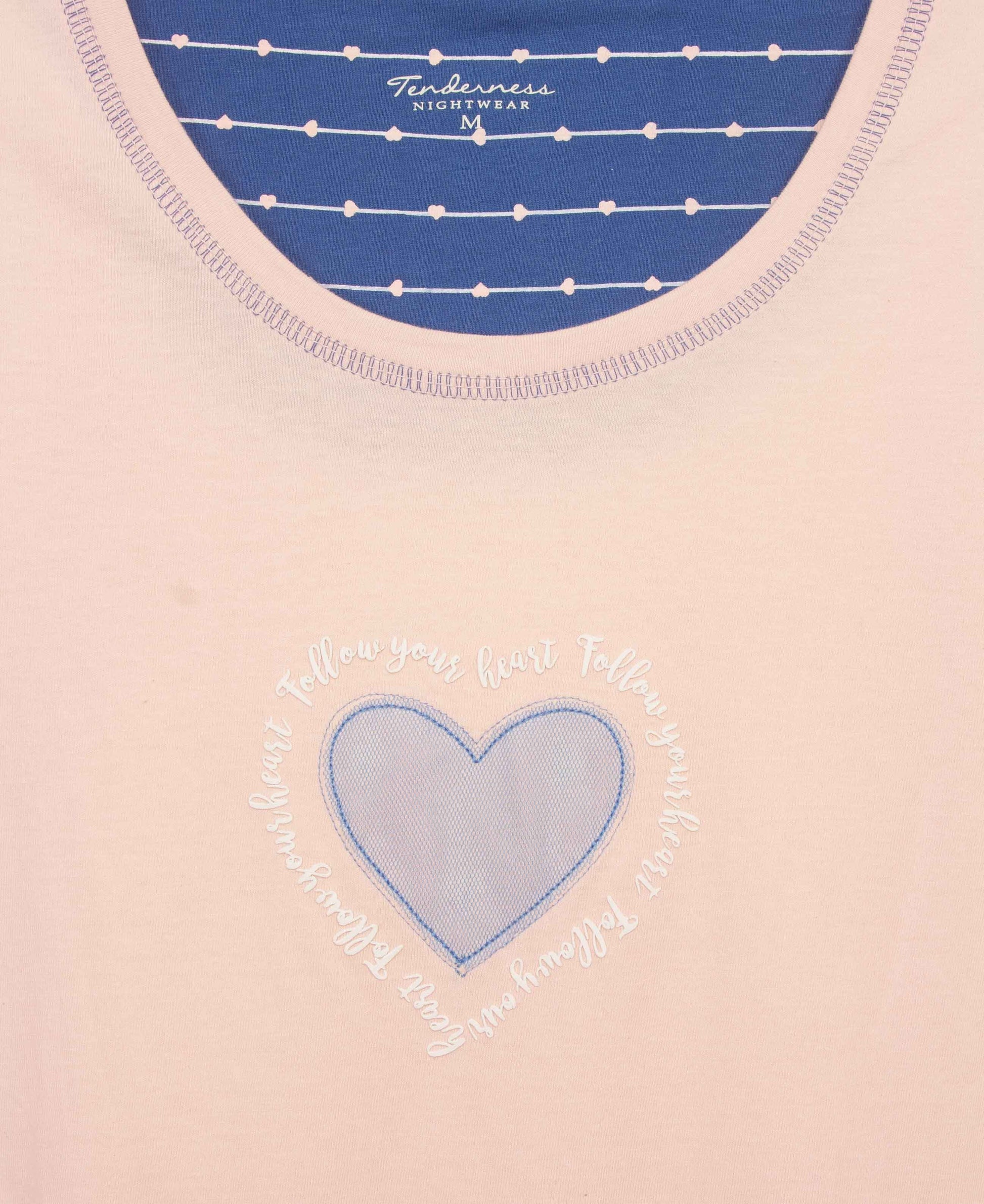Roze shortama met blauwe hartapplicatie en tekst. Ronde hals met blauw streeppatroon en hartjes.