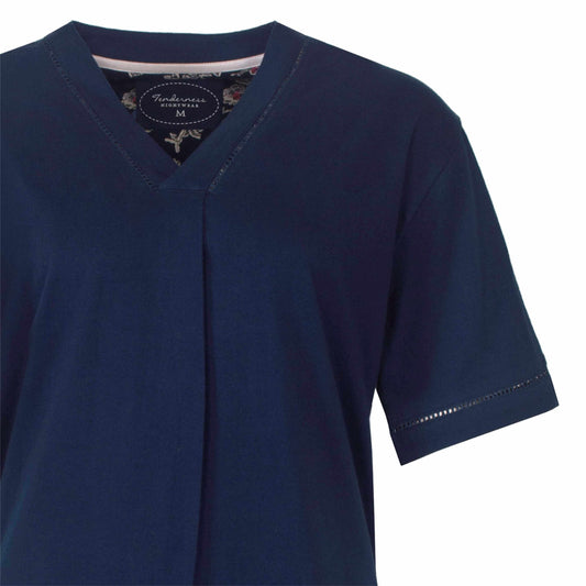 Donkerblauwe dames shortama met korte mouvan Tenderness. V-hals met decoratieve naad en kanten detail op de mouw.