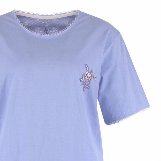 Lavendel lila shortama top met korte mouwen, geborduurde bloem en kanten detail aan de hals en mouwen.