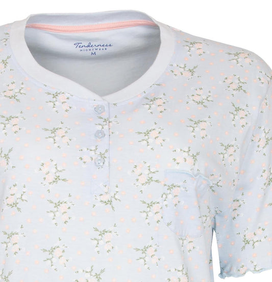Lichtblauwe dames shortama met bloemenprint, ronde hals, polo sluiting en korte mouwen. Merk Tenderness.