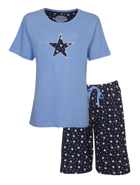Lichtblauwe dames shortama met sterrenprint. T-shirt met grote ster, bijpassende korte broek met sterrenpatroon.