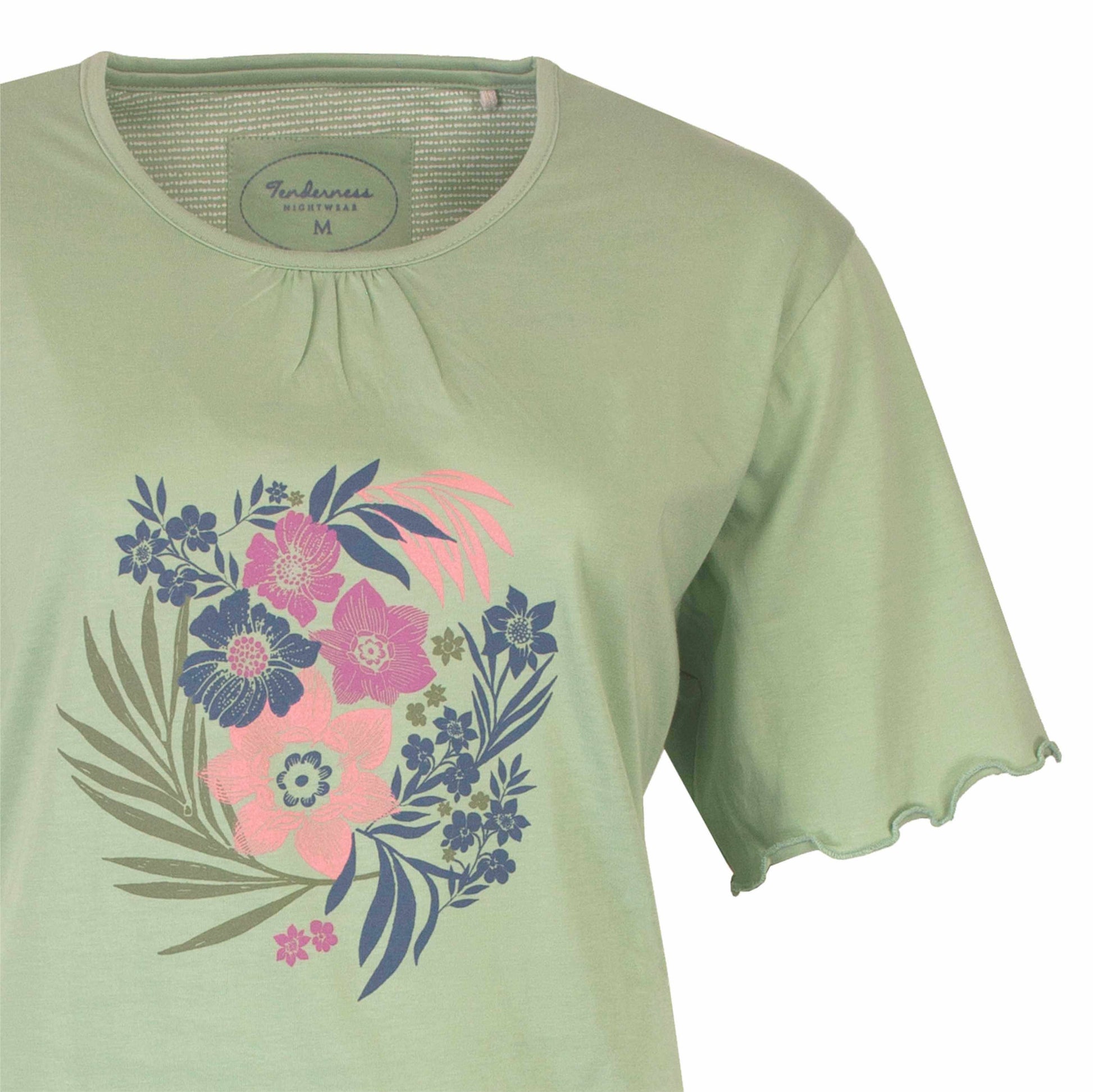 Lichtgroene dames shortama met korte mouwen en een bloemenprint in roze, blauw en groen op de voorkant.