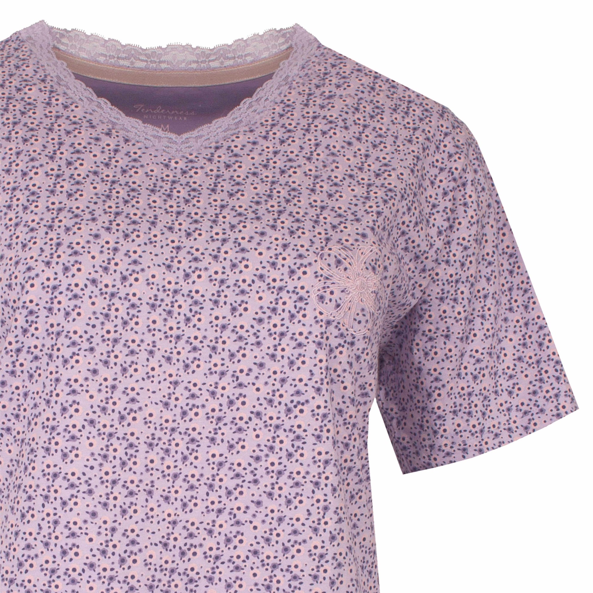 Lila dames shortama met fijn stippenpatroon en kanten hals. Korte mouwen en licht materiaal voor comfort.