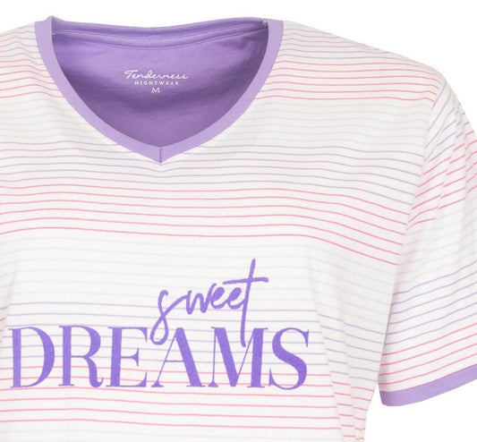 Paarse dames shortama met V-hals, korte mouwen, gestreept patroon en 'Sweet Dreams' opdruk op de borst.