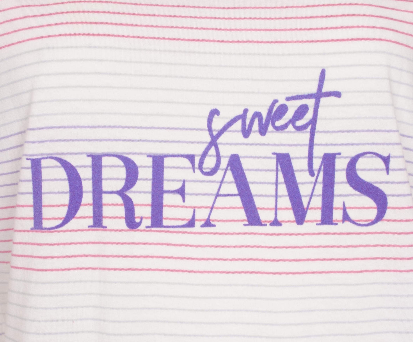 Gestreepte dames shortama met 'Sweet Dreams' in paarse letters op een witte achtergrond met roze strepen.