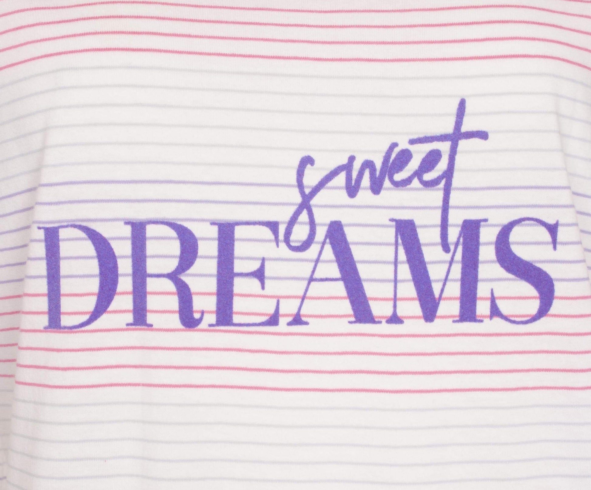 Gestreepte dames shortama met 'Sweet Dreams' in paarse letters op een witte achtergrond met roze strepen.