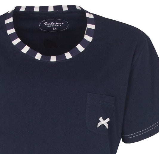 Donkerblauwe dames shortama met gestreepte halsrand, korte mouwen en een borstzakje met een wit strikje.