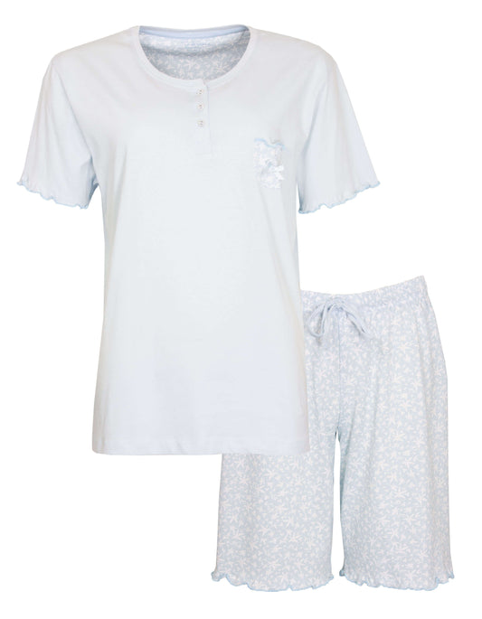 Lichtblauwe dames pyjama set met effen top en geprint shortje, knoopsluiting en satijnen strikje op borstzakje