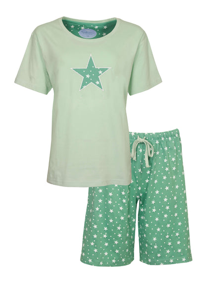 Lichtgroene shortama set met sterrenprint. T-shirt met grote ster, shorts met sterrenpatroon en trekkoord.