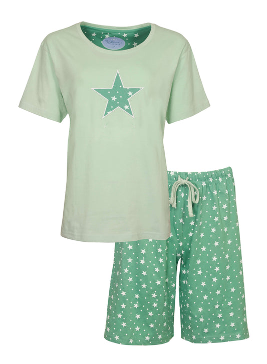 Lichtgroene shortama set met sterrenprint. T-shirt met grote ster, shorts met sterrenpatroon en trekkoord.
