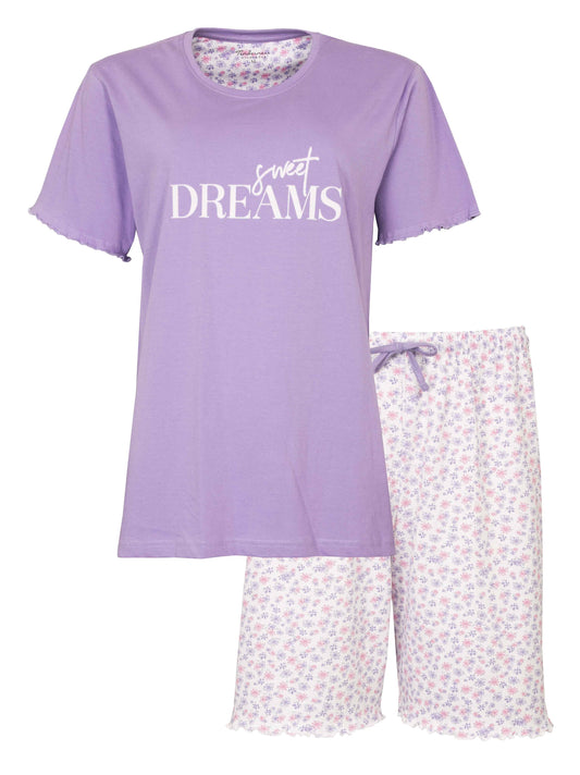 Lila dames shortama set met 'Sweet Dreams' print op shirt en bloemetjespatroon op short, gemaakt van katoen.