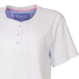 Witte katoenen dames shortama top met korte mouwen, ronde hals en knoopsluiting, gestreepdessin zichtbaar.