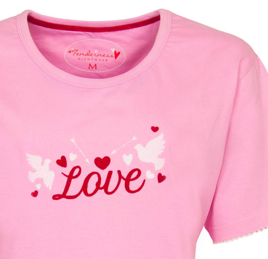 Roze dames shortama met 'Love' opdruk, witte duiven en rode hartjes. Merk Tenderness zichtbaar op label.