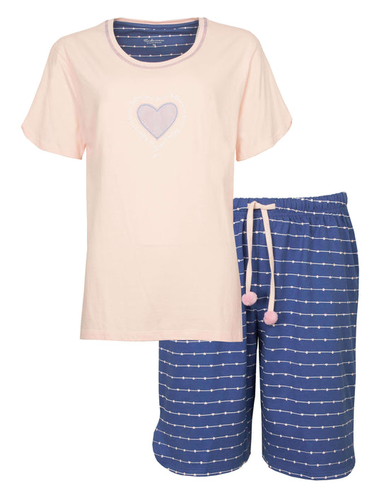 Roze T-shirt met hartapplicatie en blauwe shortbroek met stnenpatroon, beide van katoen gemaakt.