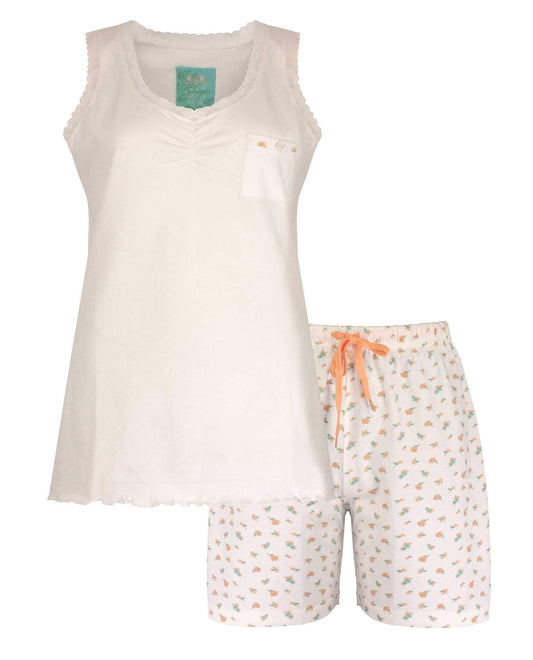 Witte mouwloze pyjama top met kanten details en bijpassende korte broek met bloemenprint en oranje strik
