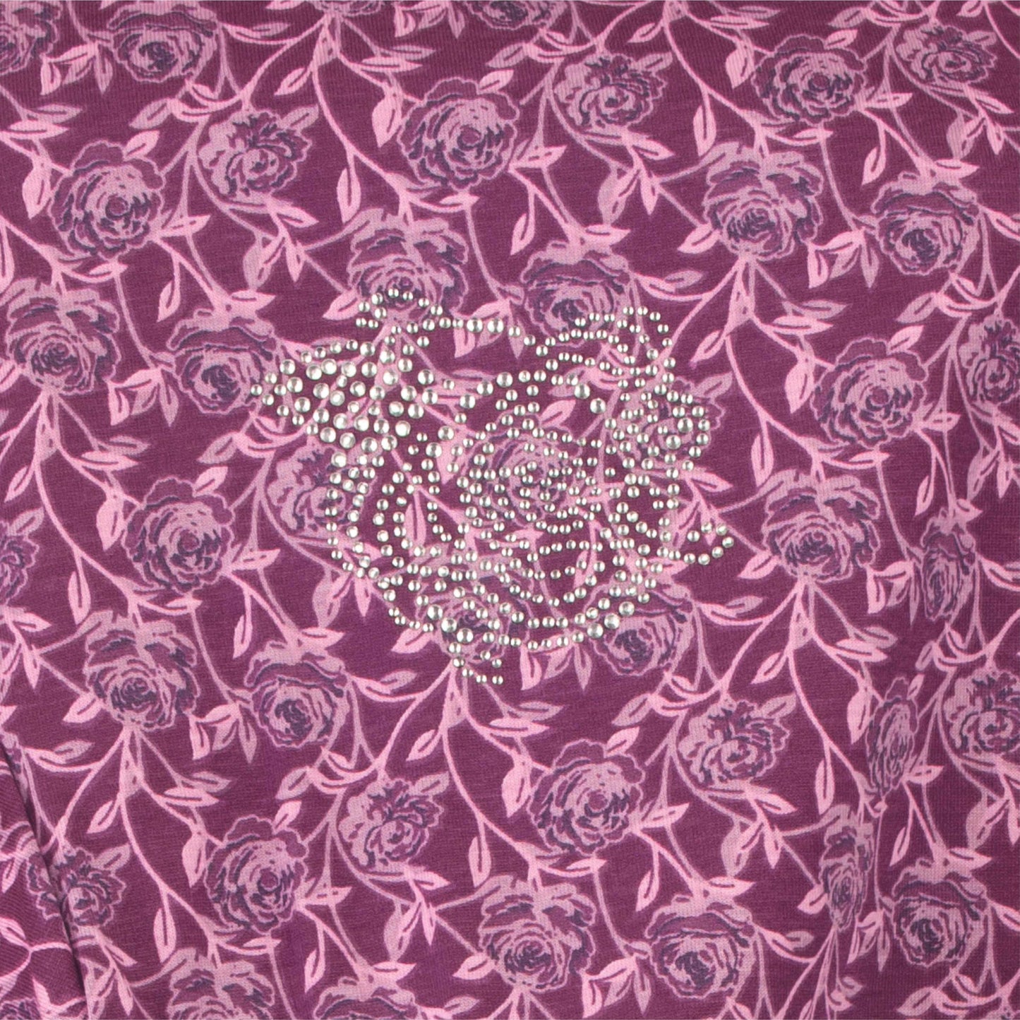 Paars nachthemd met roze bloemenpatroon en een decoratief strasspatroon in de vorm van een bloem op de borst.