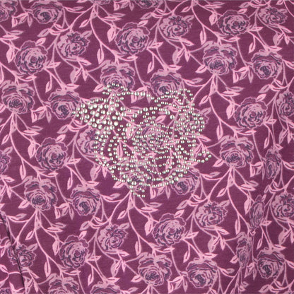 Paars nachthemd met roze bloemenpatroon en een decoratief strasspatroon in de vorm van een bloem op de borst.
