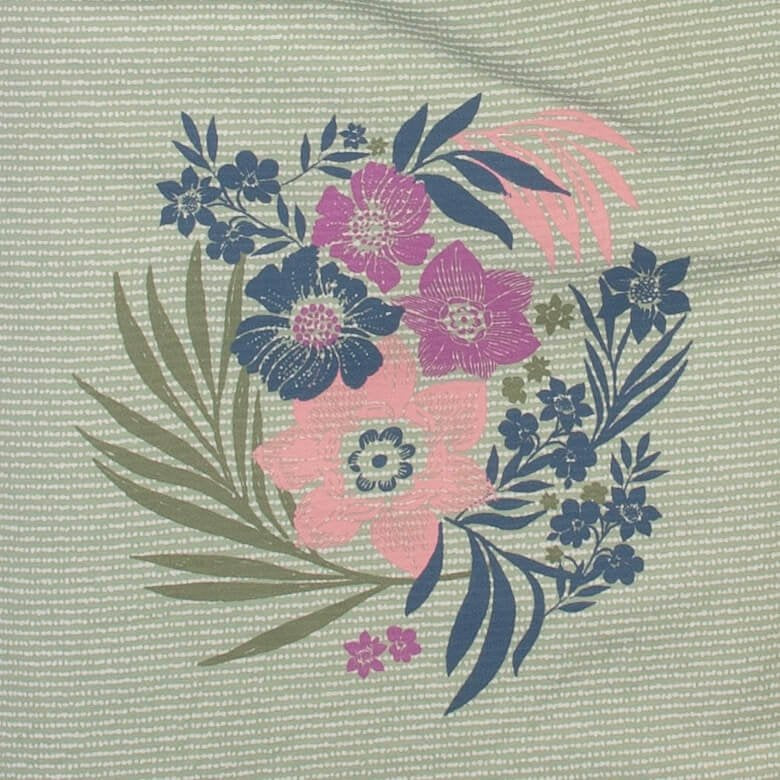 Bloemenprint met paarse, roze en blauwe bloemen op een lichtgroene achtergrond met fijne streepjes