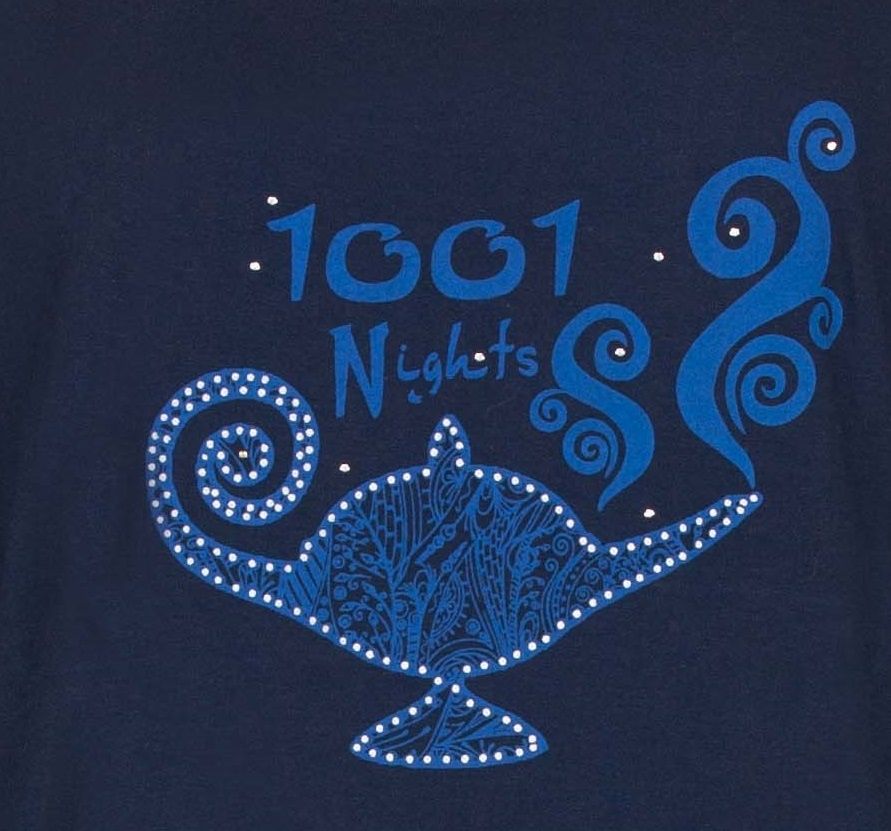 Donkerblauw nachthemd met '1001 Nights' en magische lamp in blauw ontwerp, versierd met krullen en stippen