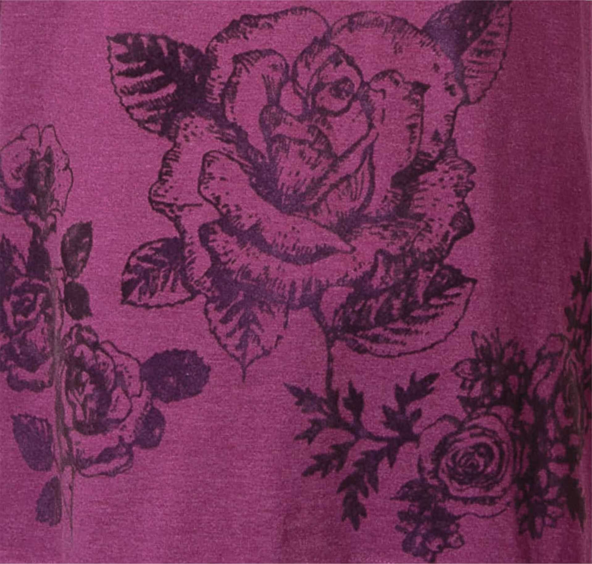 Paars nachthemd met donkere bloemenprint, inclusief rozen en bladeren, op een lichtpaarse achtergrond.