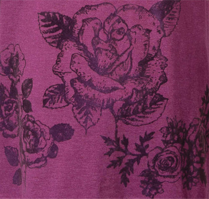 Paars nachthemd met donkere bloemenprint, inclusief rozen en bladeren, op een lichtpaarse achtergrond.