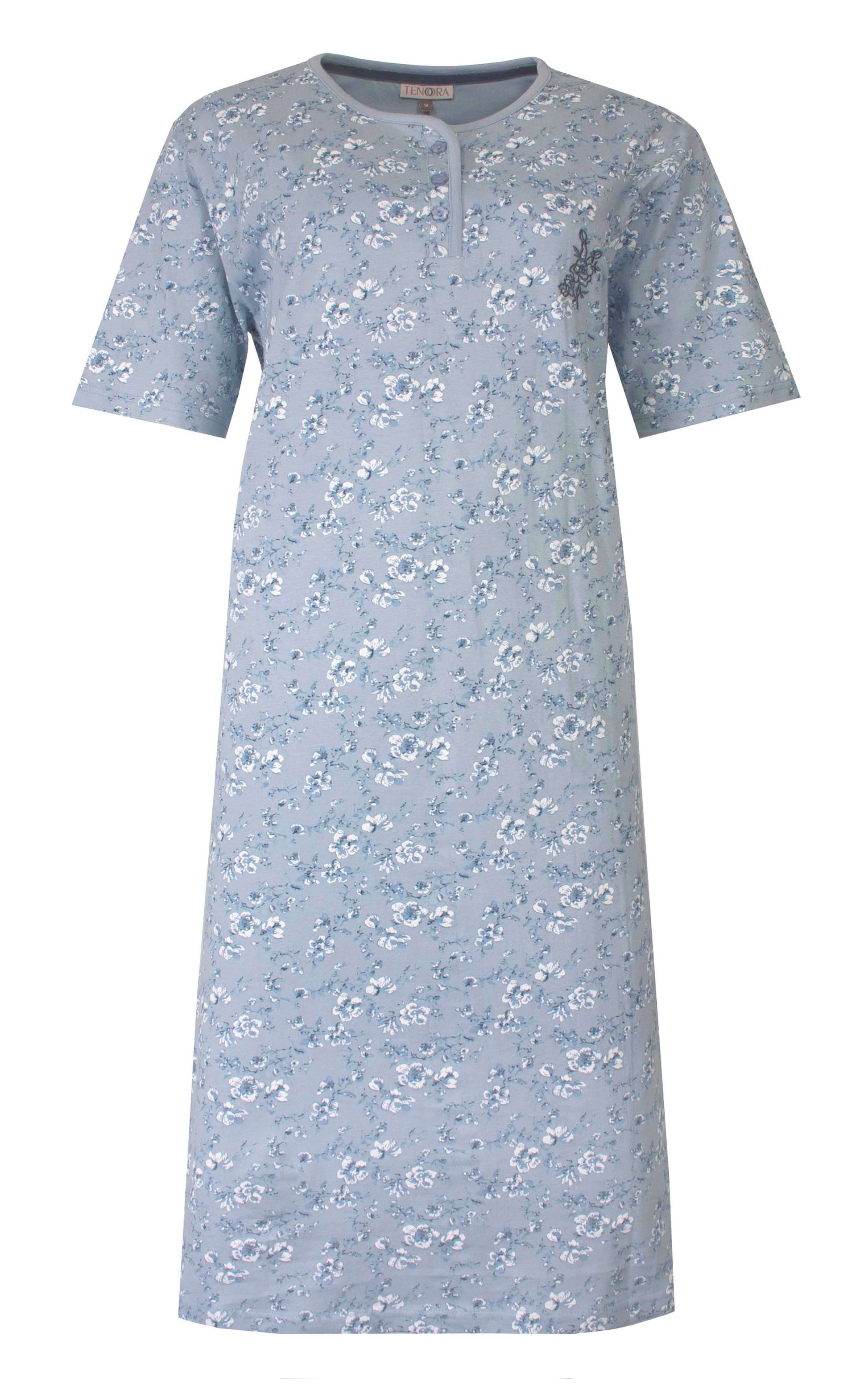 Lichtblauw nachthemd met korte mouwen en kleine witte bloemenprint, knoopsluiting bij de hals