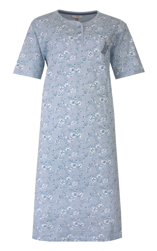 Lichtblauw nachthemd met korte mouwen en kleine witte bloemenprint, knoopsluiting bij de hals