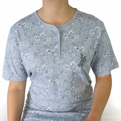 Lichtblauw nachthemd met kleine witte bloemenprint, korte mouwen en knoopsluiting aan de hals