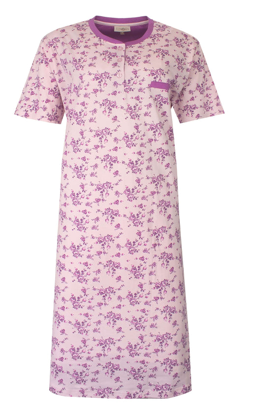 Roze nachthemd met paarse bloemenprint, korte mouwen en een knoopsluiting aan de hals