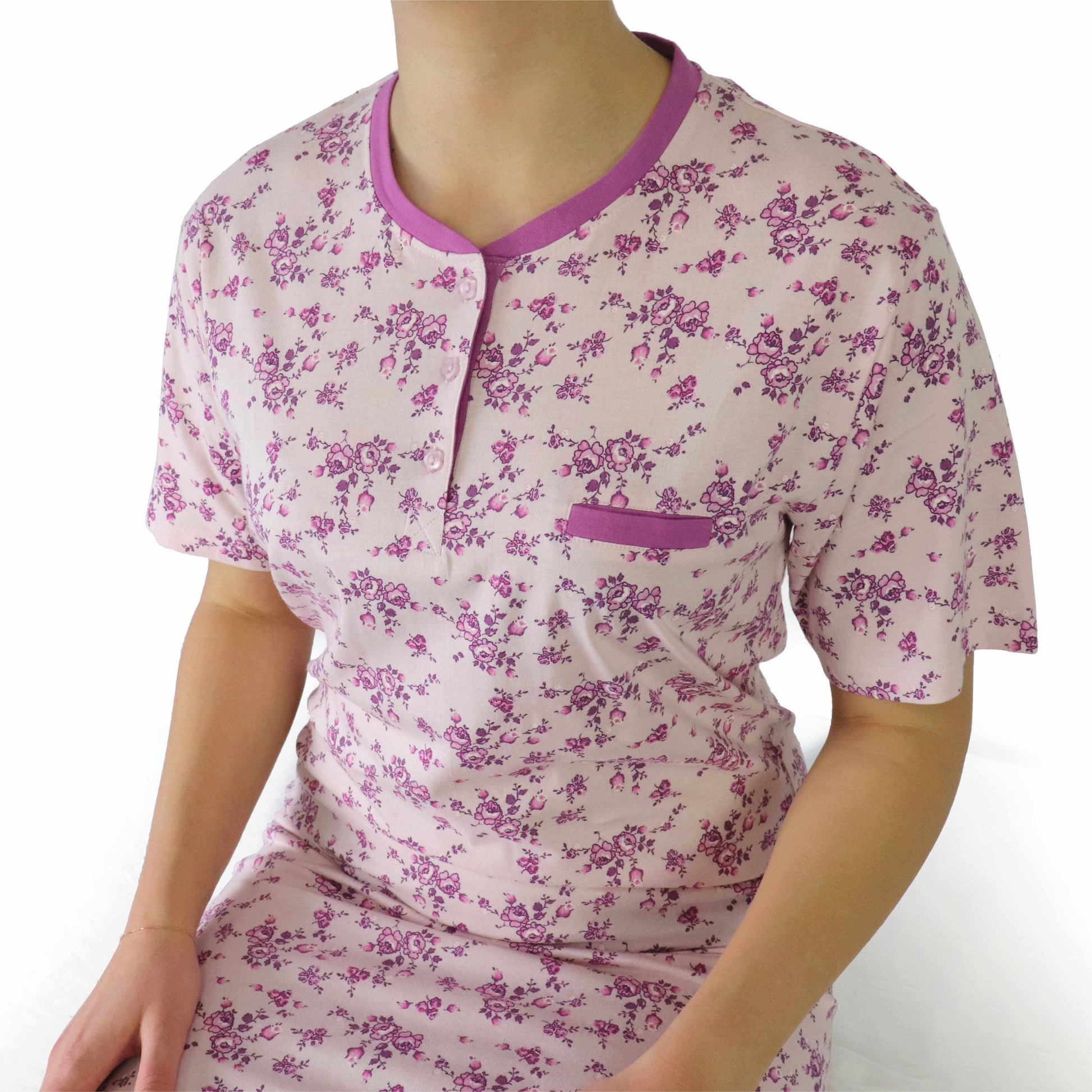 Roze nachthemd met paarse bloemenprint, korte mouwen en V-hals met knoopsluiting en contrasterende paarse bies