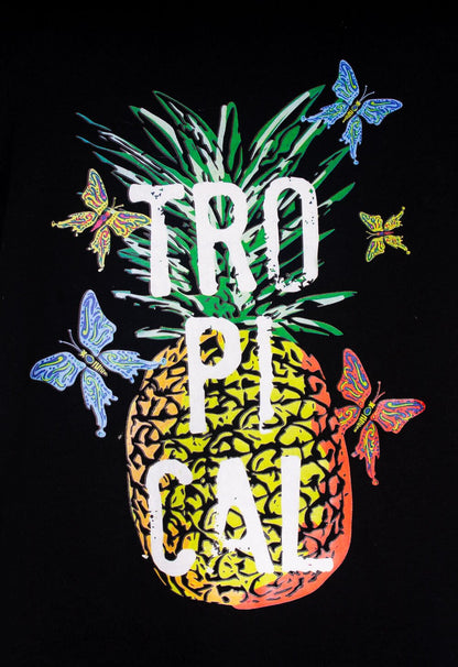 Zwart nachthemd met kleurrijke ananas en vlinders, tekst 'TROPICAL' in wit tegen donkere achtergrond.
