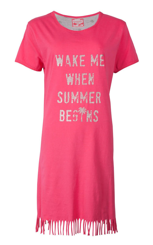 Roze nachthemd met 'Wake me when summer begins' tekst,itterprint, korte mouwen en franjes aan de onderkant